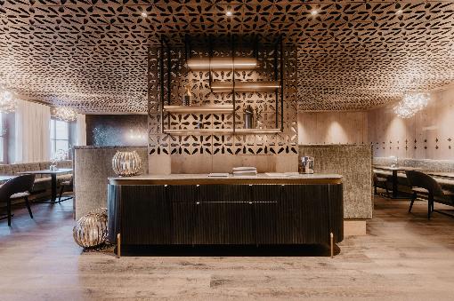 Bilder 1 bis 5: Furnier, wohin das Auge blickt: Dank des edlen Naturmaterials...